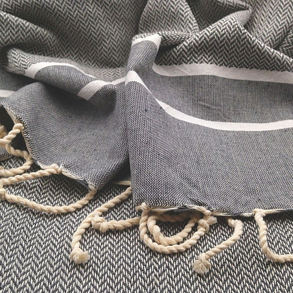 Fouta chevron couleur gris zoom sur le tissage - by foutas